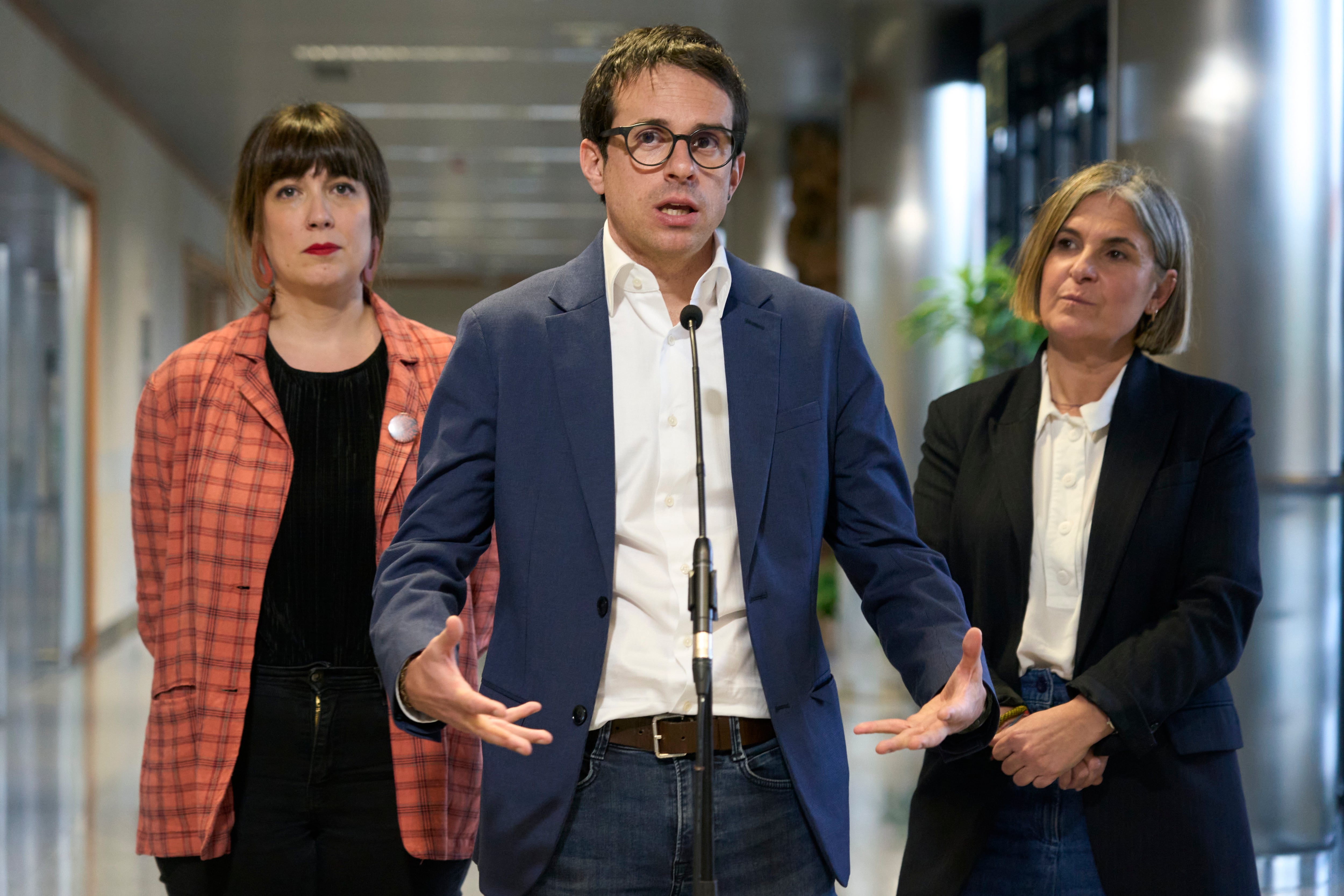 Los líderes de EH Bildu, Peio Otxandiano, Oihana Etxebarrieta, y Nerea Kortajarena, tras una de las reuniones mantenidas con el Gobierno Vasco para llegar a un acuerdo de cara a los presupuestos del 2025