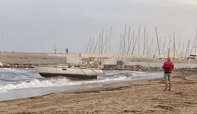 El velero encallado en la playa de la Cepa.