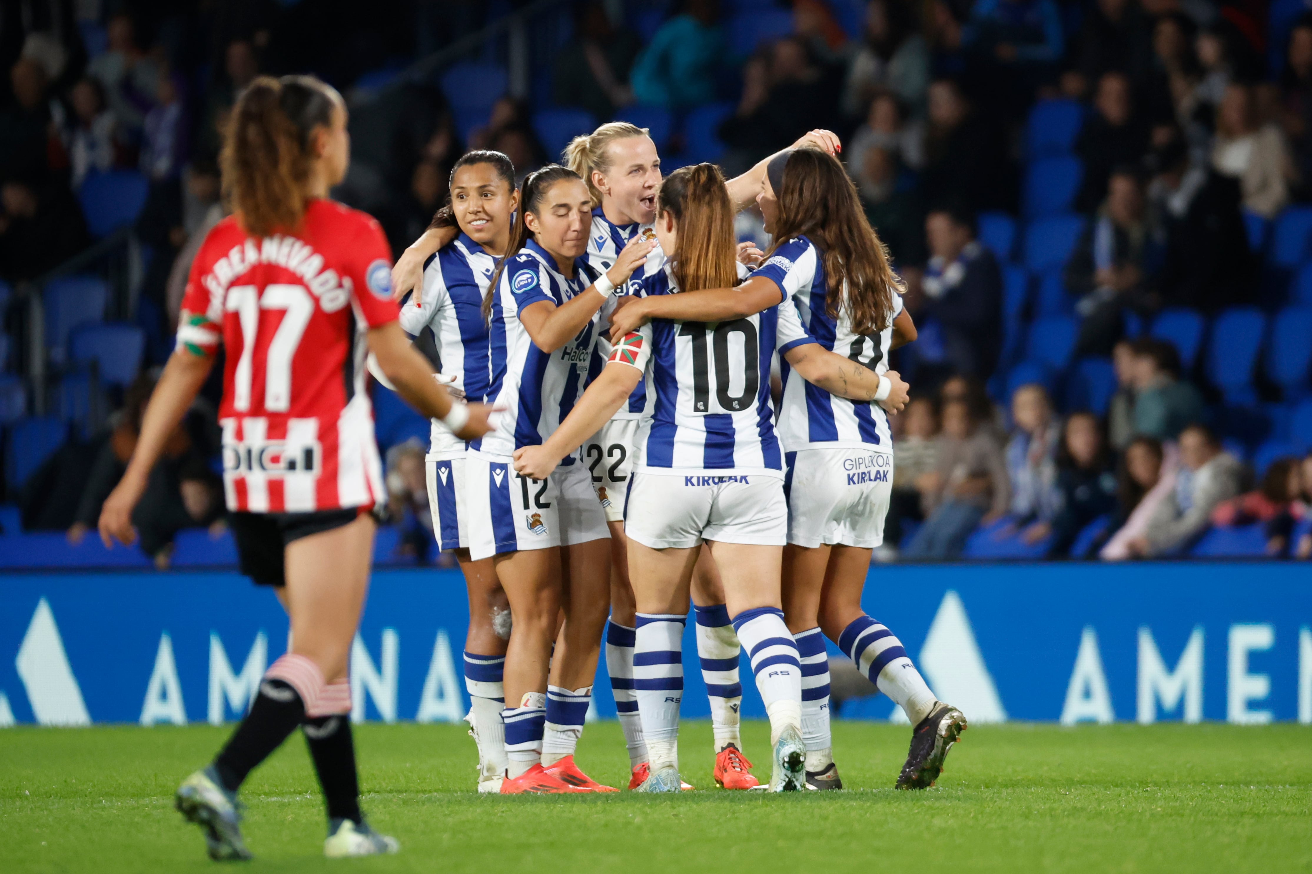 SAN SEBASTIÁN (PAÍS VASCO), 17/11/2024.- Las jugadoras de la Real Sociedad celebran la victoria ante el Athletic este domingo, durante un partido de la jornada 10 de la Liga F, entre la Real Sociedad y el Athletic Club, en el Reale Arena de San Sebastián. EFE/ Javier Etxezarreta
