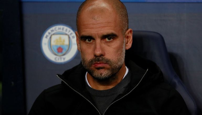 Guardiola, serio en el banquillo del Etihad Stadium