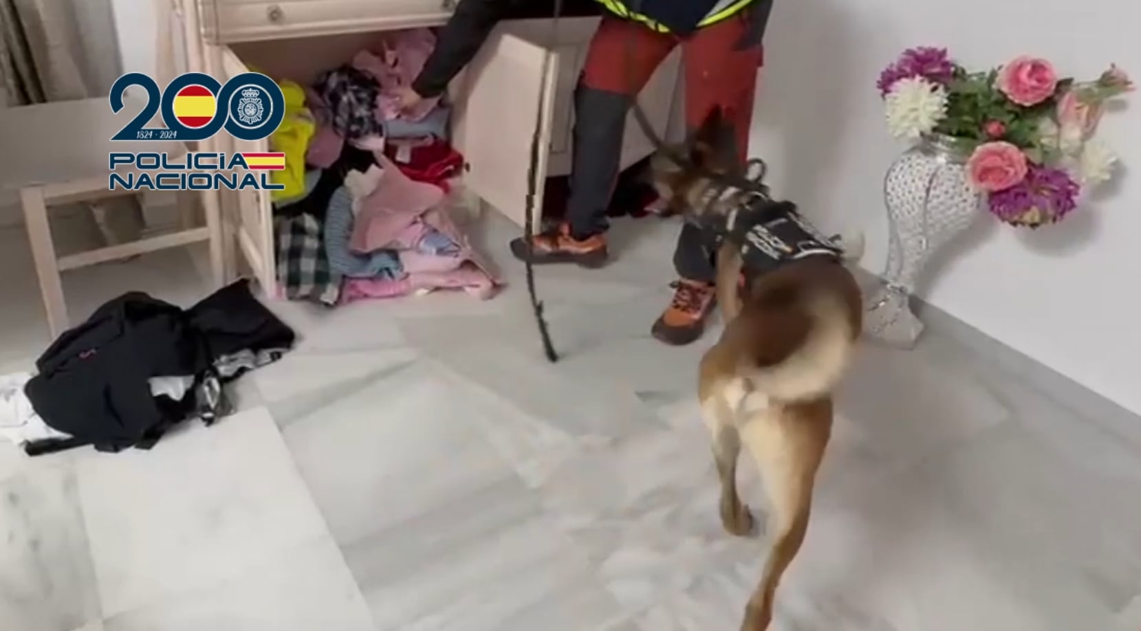 Inspección de una de las viviendas del clan familiar desarticulado en Cantillana que se dedicaba a explotar a temporeros en fincas de la provincia de Sevilla