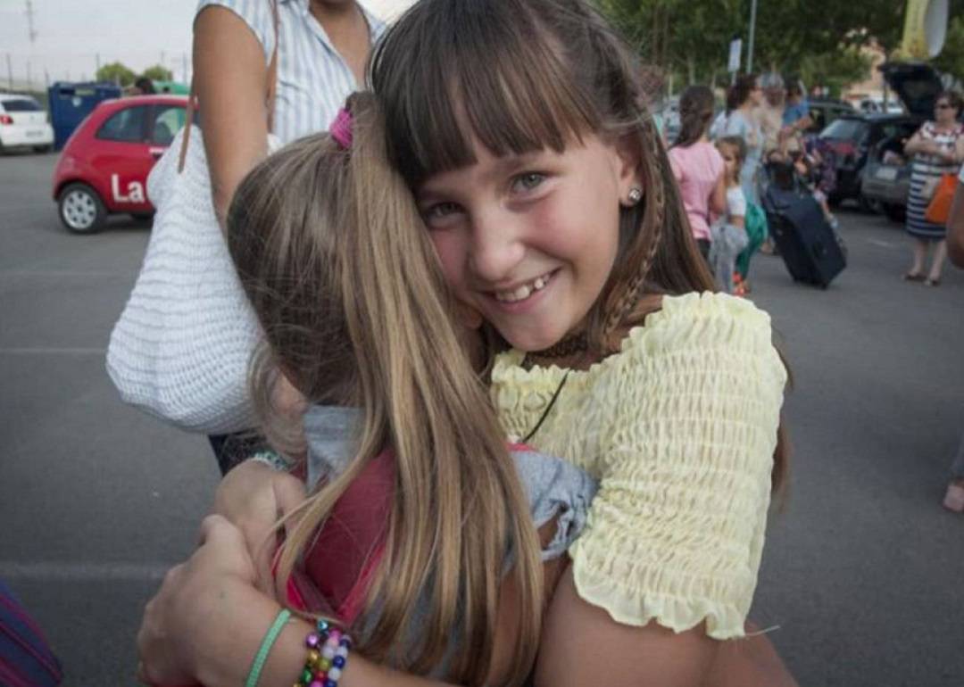 Niña ucraniana en la despedida de la campaña de acogida