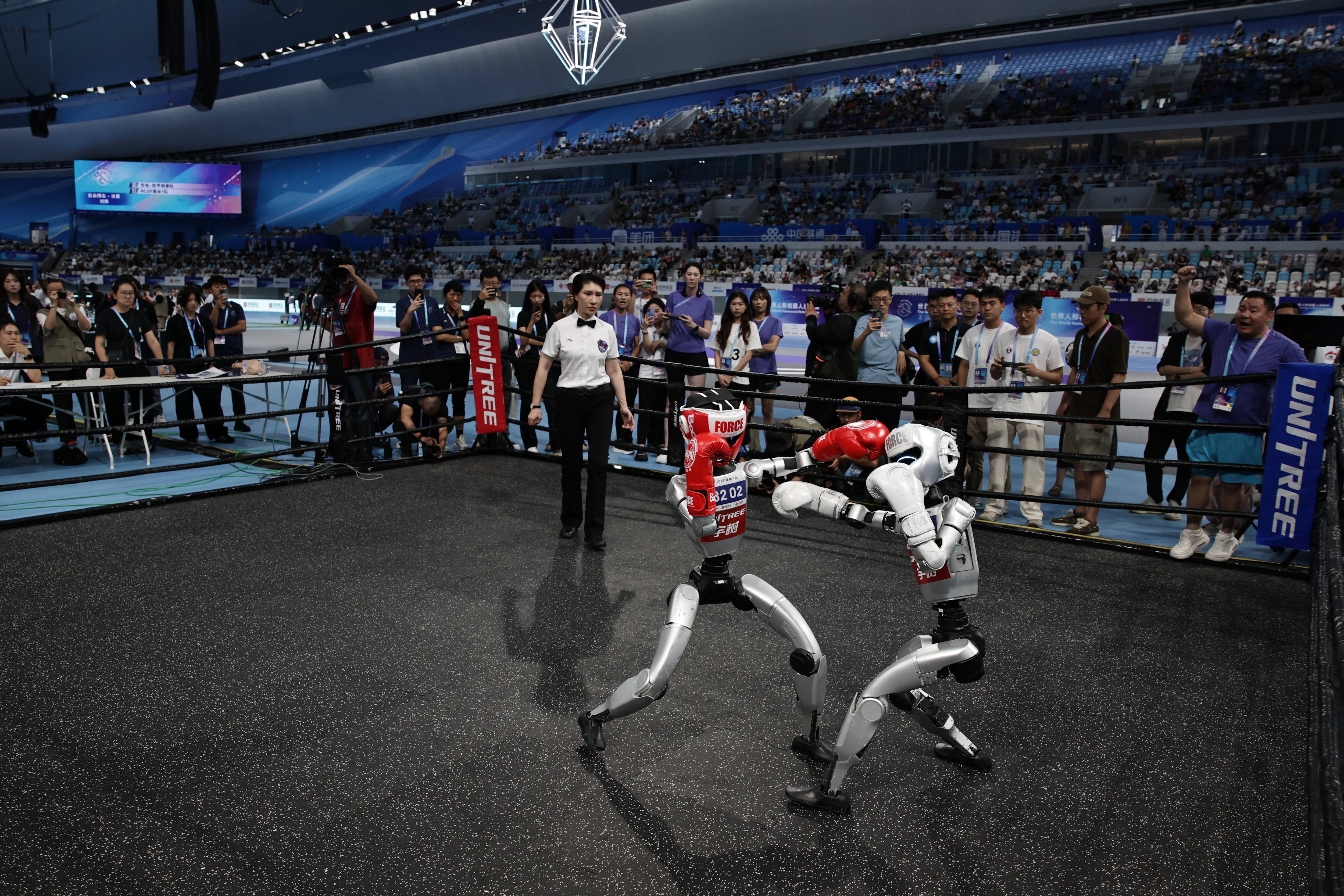Robots participan en la final de lucha libre durante los Juegos Mundiales de China 2025
