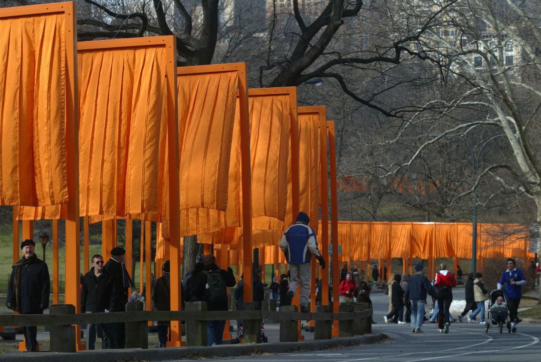 La obra &#039;The Gates&#039;, de los artistas Christo y Jeanne-Claude, constaba de 7.500 telas de color azafrán colgadas de Central Park, en Nueva York.