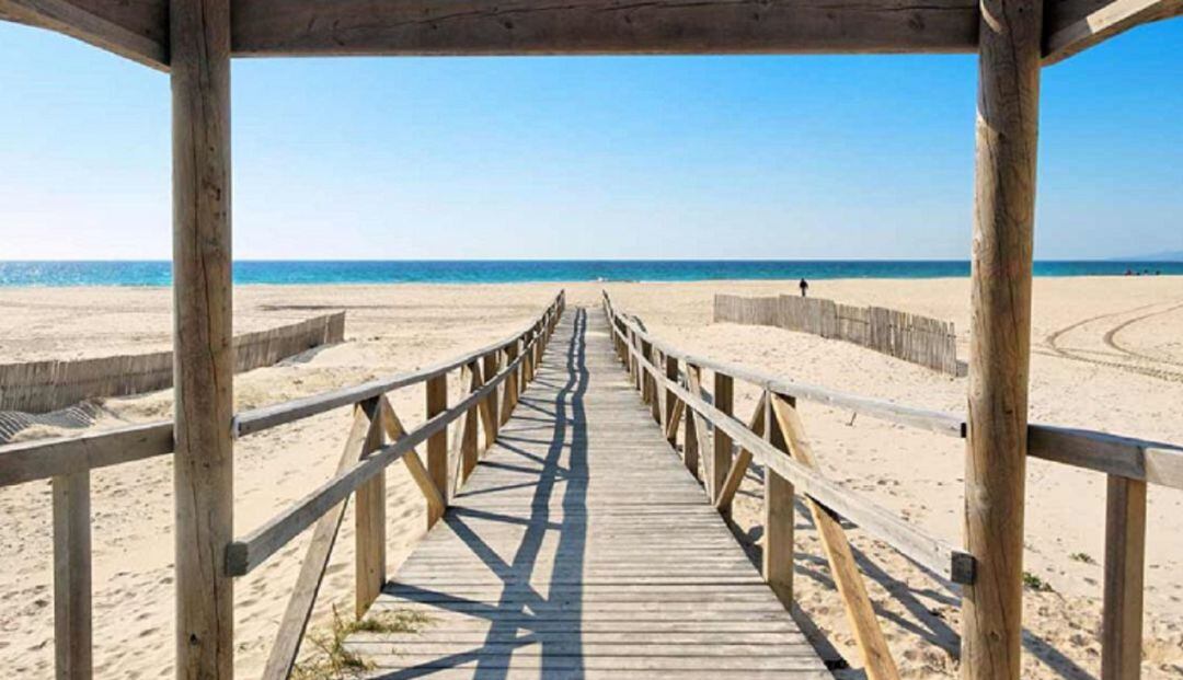 Una pasarela en la playa de Los Lances.