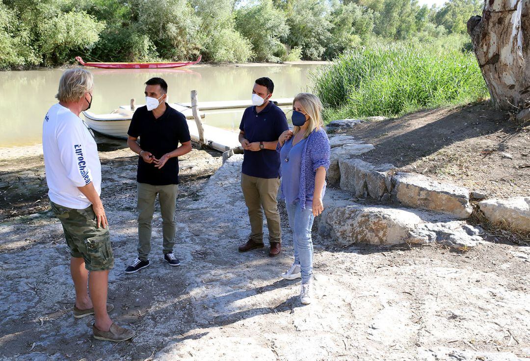 La alcaldesa durante su visita a la empresa Kayak