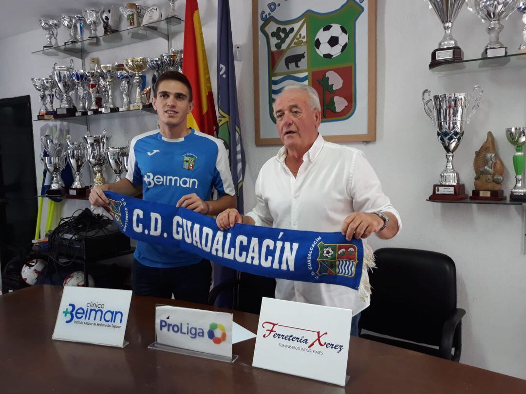 Domingo posando con la bandera de CD Guadalcacín junto al presidente Manuel Jiménez. 