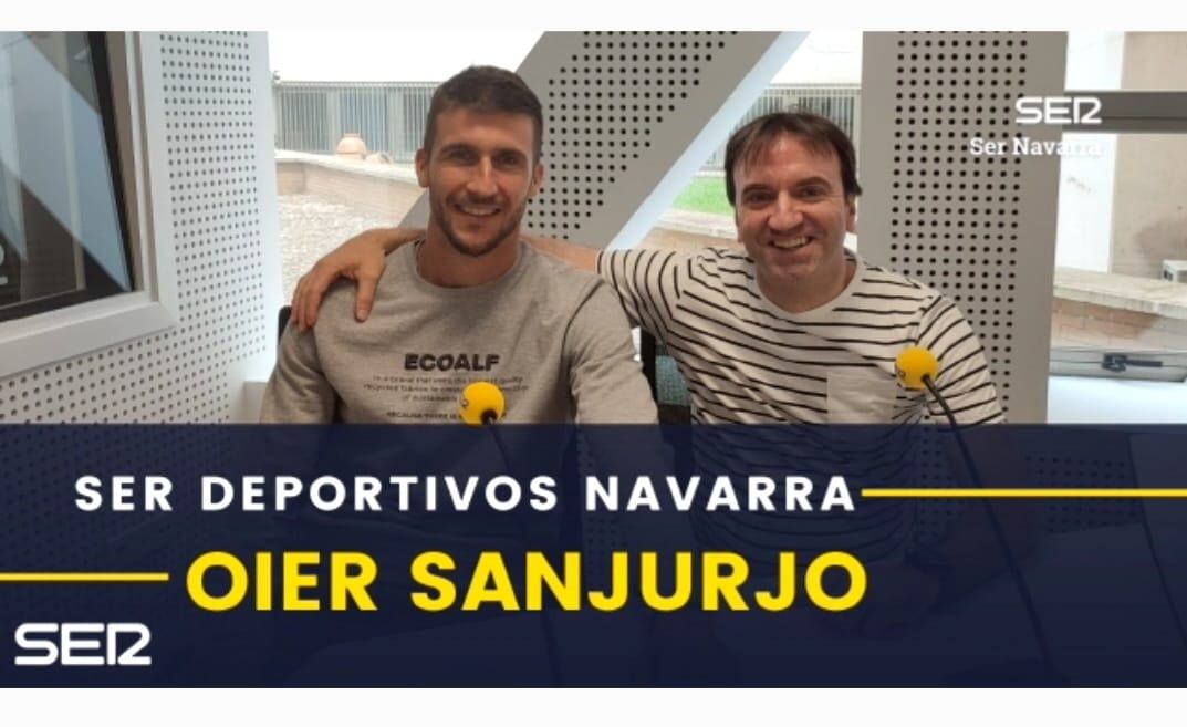 Oier Sanjurjo con Javier Laquidáin en los nuevos estudios de SER Navarra