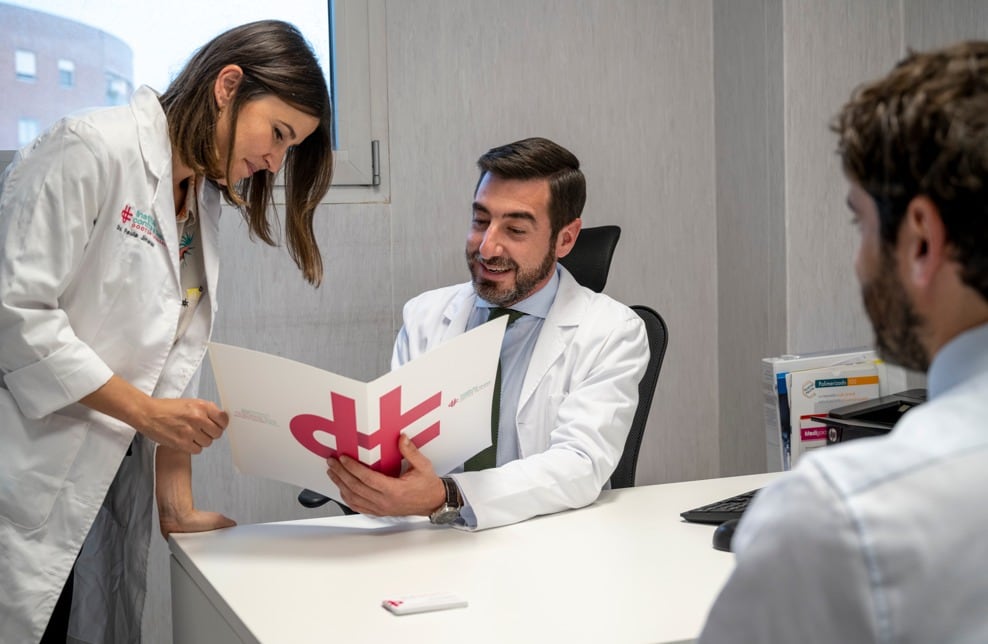 Doctor José Manuel Trinidad, responsable de la Unidad del Dolor de HLA Clínica Santa Isabel junto a su equipo