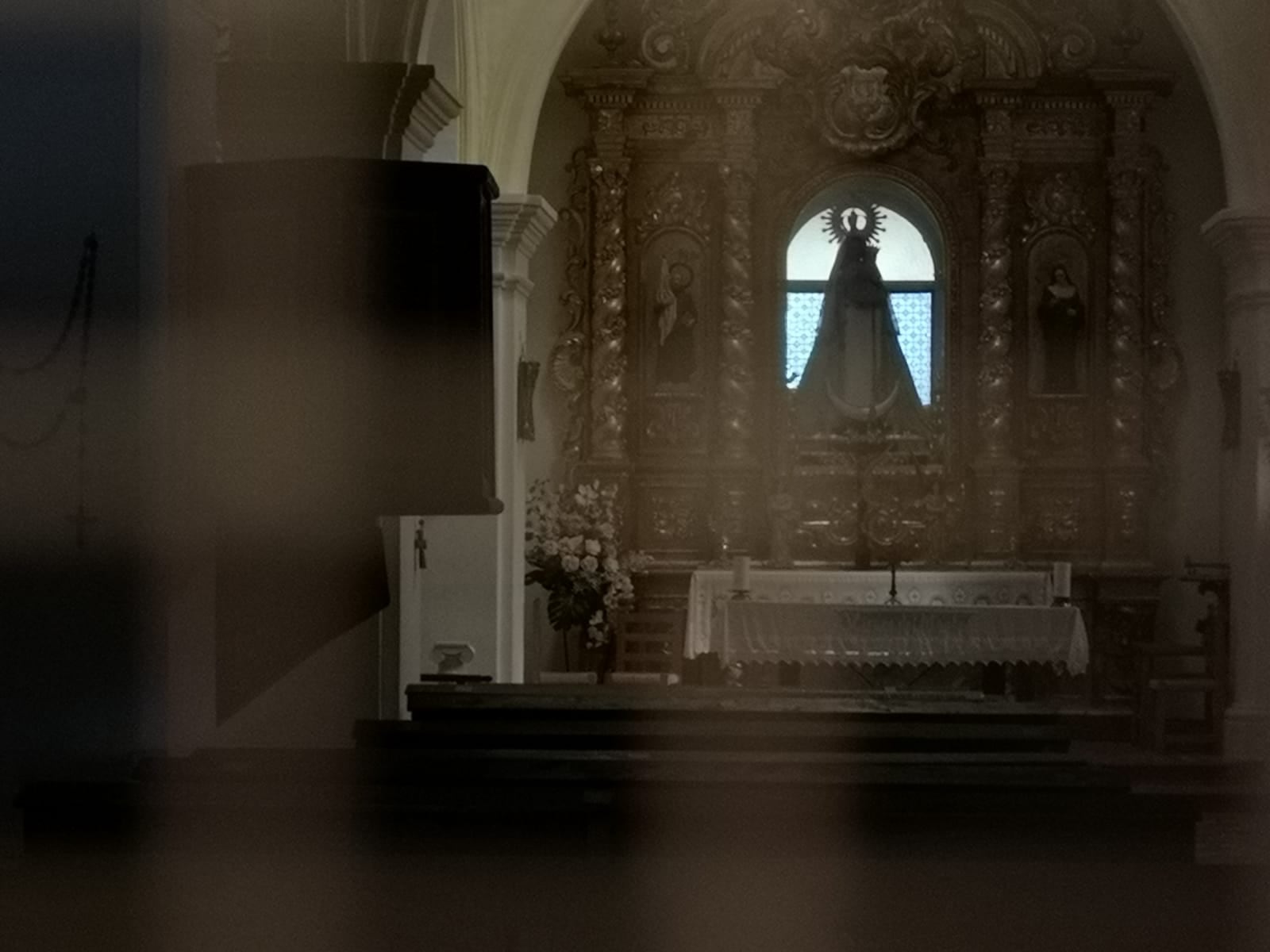 Interior de la ermita de la Virgen del Monte de La Peraleja.