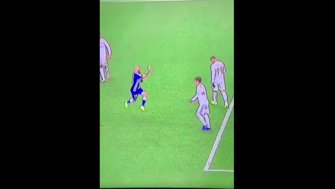 Aleix Vidal pudo haber sido expulsado por este gesto.