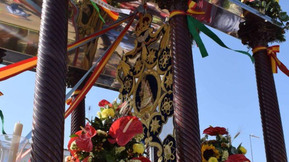 La Castrense de Tablada, primera hermandad rociera en ponerse en camino este martes desde la capital