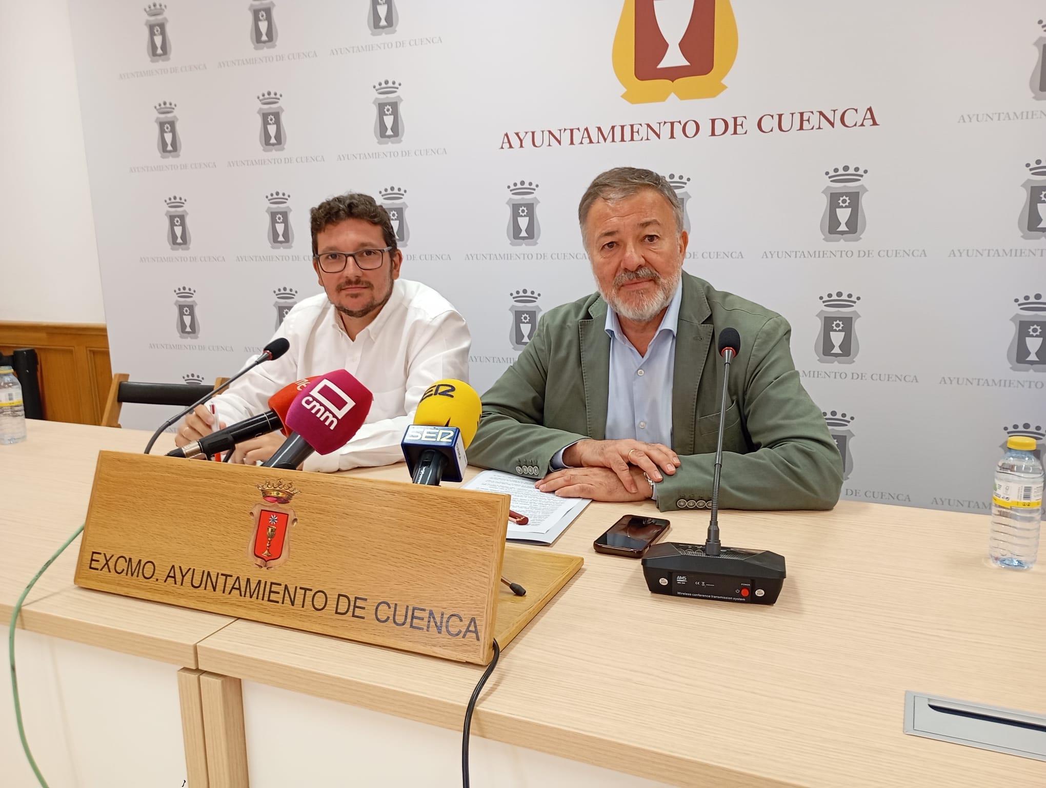 Adrián Martínez, junto con el alcalde Darío Dolz en la rueda de prensa en la que anunciaron que se volvía al anterior modelo de transporte urbano