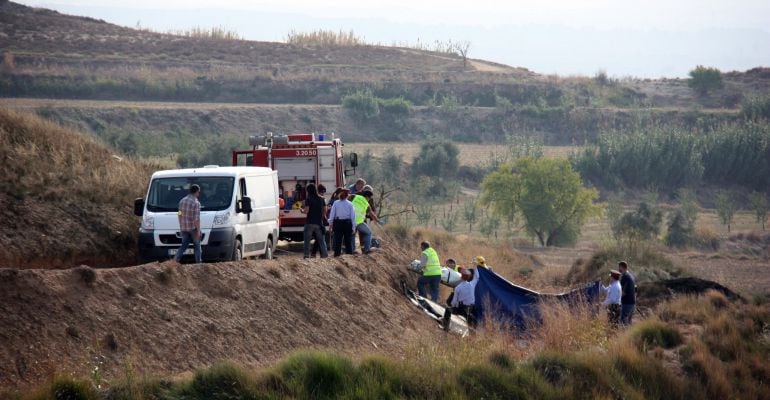 Moment en què els serveis d'emergència rescaten un dels cadàvers del lloc de l'accident, a l'escola de vol de Torregrossa. Foto del 25 d'octubre.