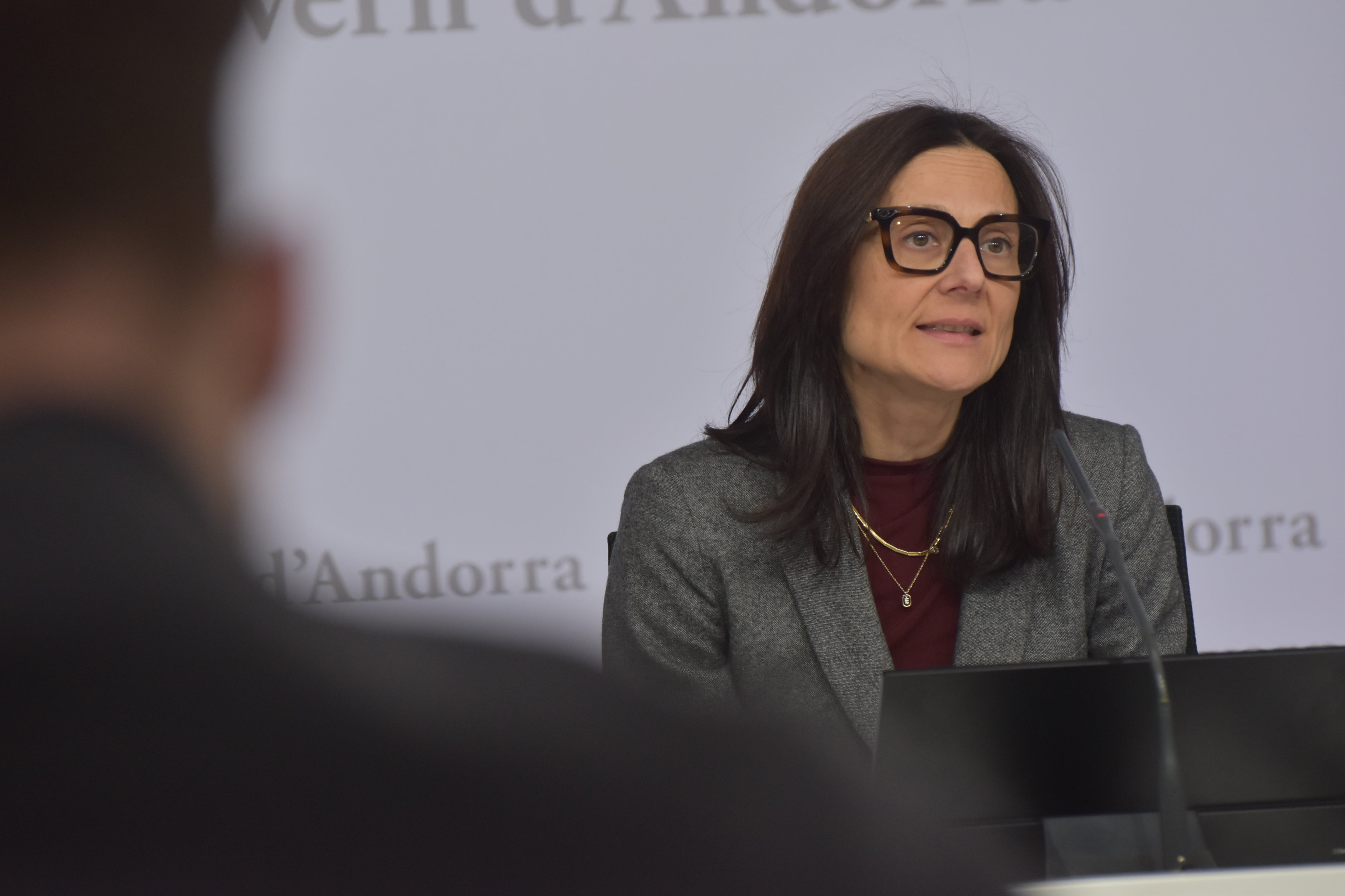 La ministra de Justícia i Interior, Ester Molné, presentant la modificació del Codi Penal en roda de premsa.