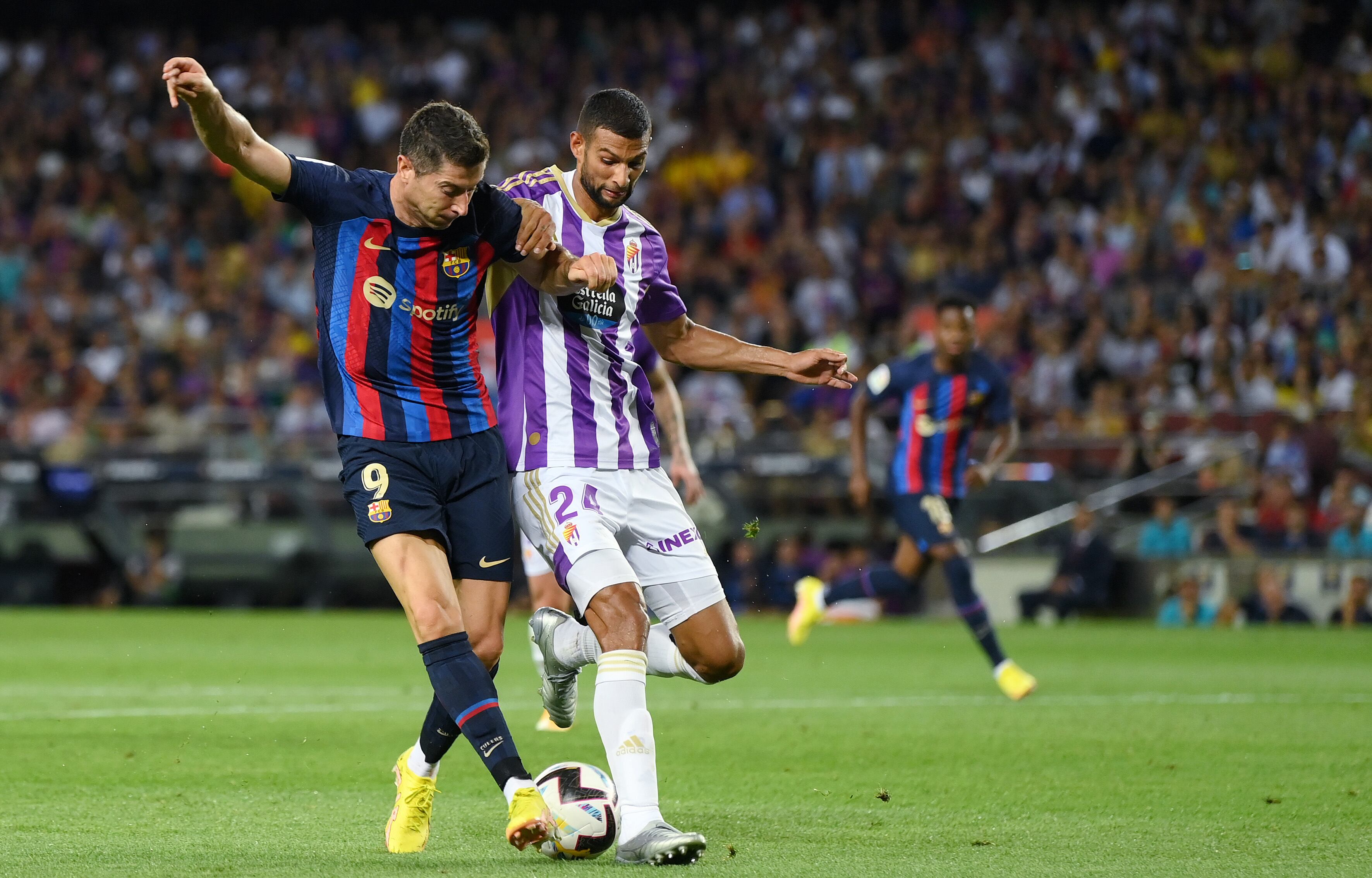 Lewandowski, en el momento del remate de su segundo gol ante el Valladolid.