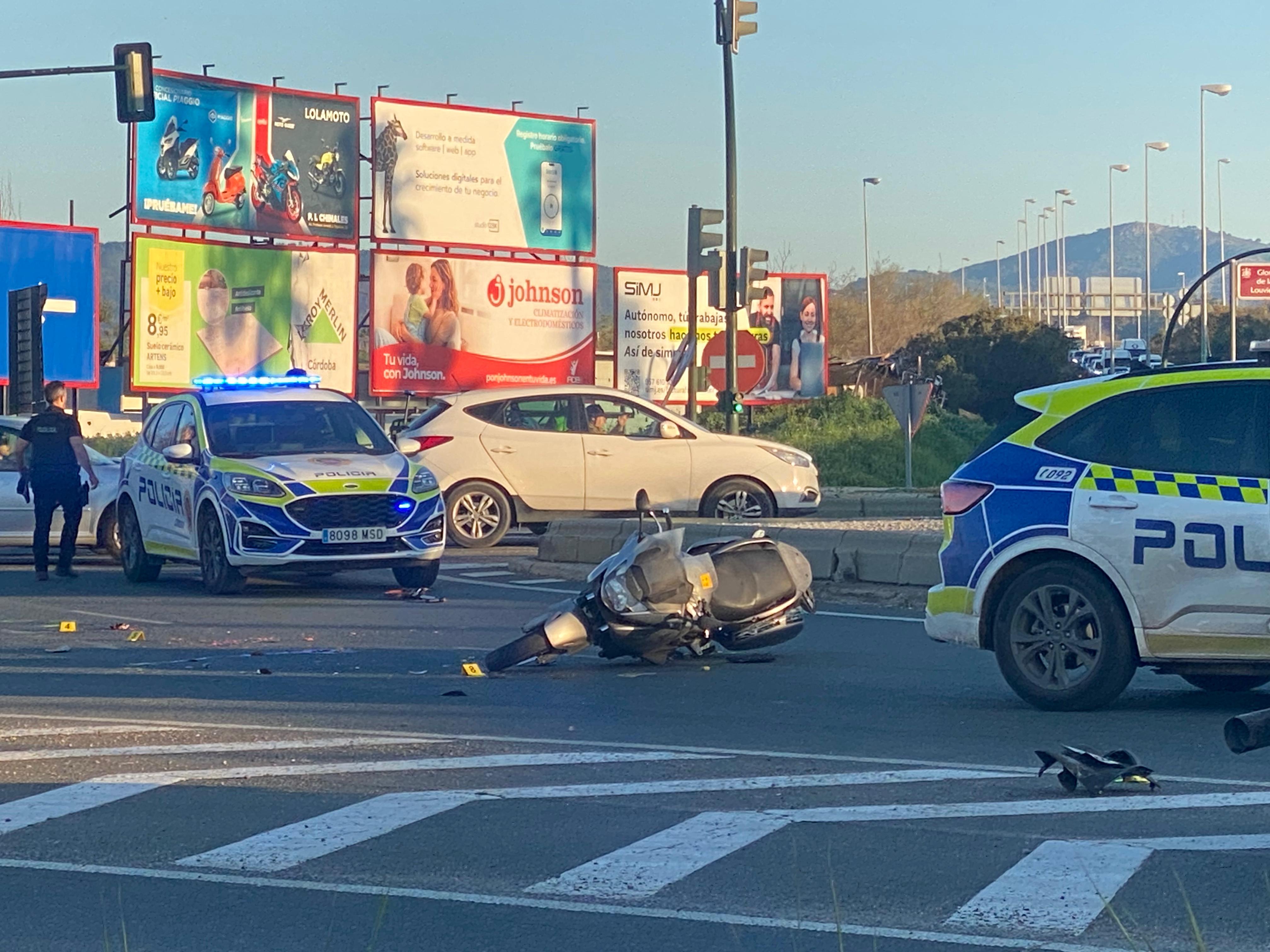 Choque entre una moto y un camión en la glorieta Louvière (Córdoba) esta mañana.
