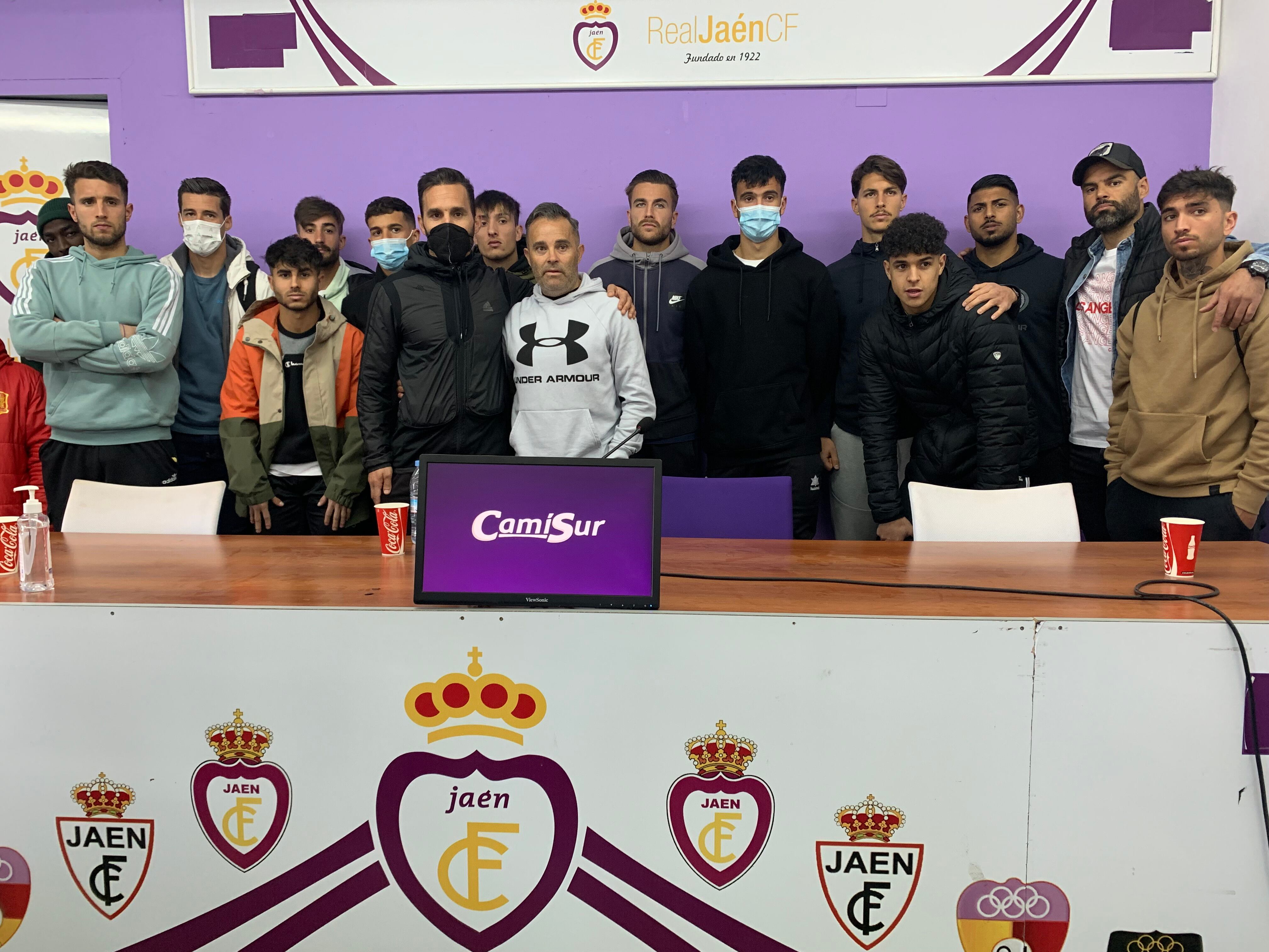 El entrenador Juan Arsenal (en el centro con sudadera blanca) acompañado de los futbolistas del Real Jaén.