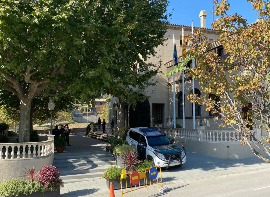 Patrulla de la Guàrdia Civil davant l'ajuntament de Cabrera de Mar