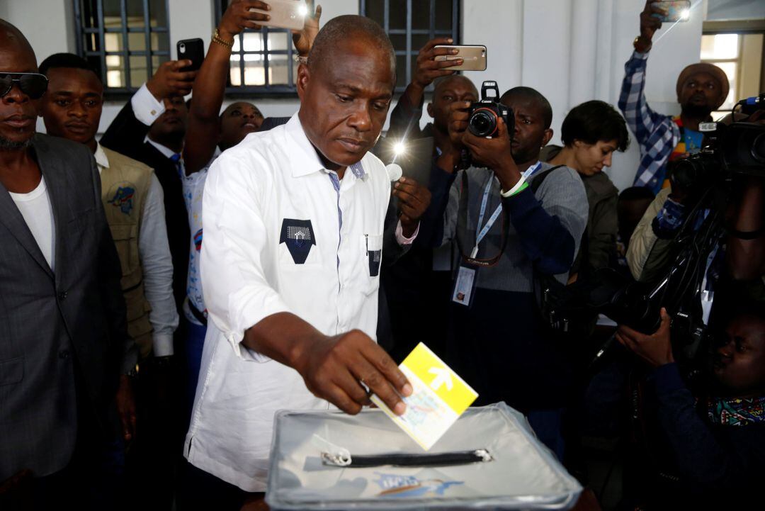 Martin Fayulu, uno de los candidatos presidenciales, deposita su voto