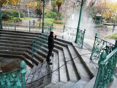 Operario limpiando la estalinata de acceso al monumento