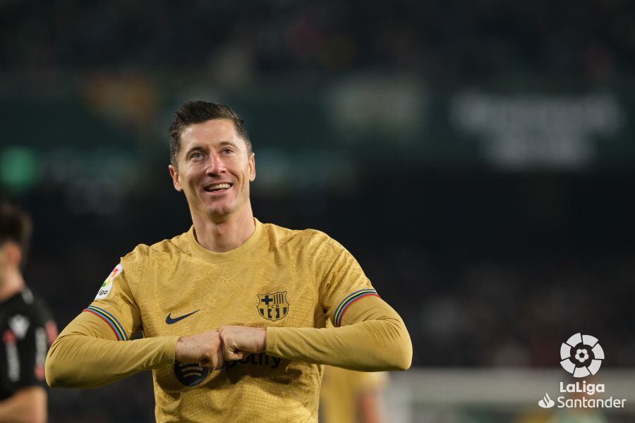 Lewandowski celebra su gol en Sevilla al Betis.