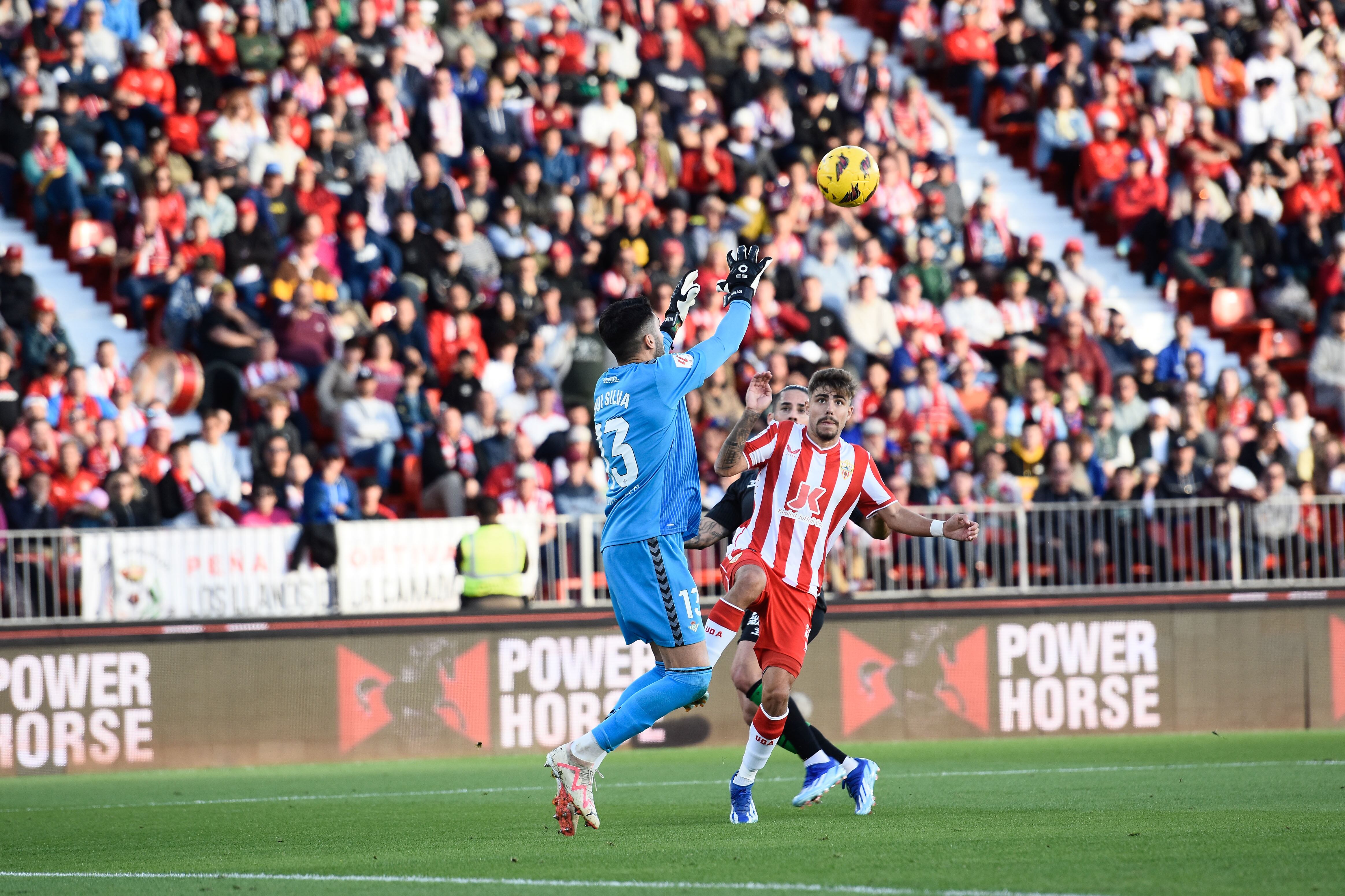 Pozo en una jugada con Rui Costa, el portero del Betis.