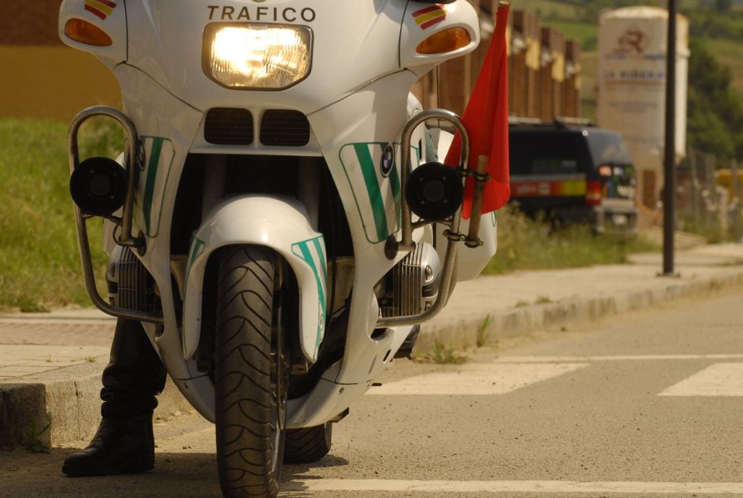 Moto de la Guardia Civil durante un control de tráfico.