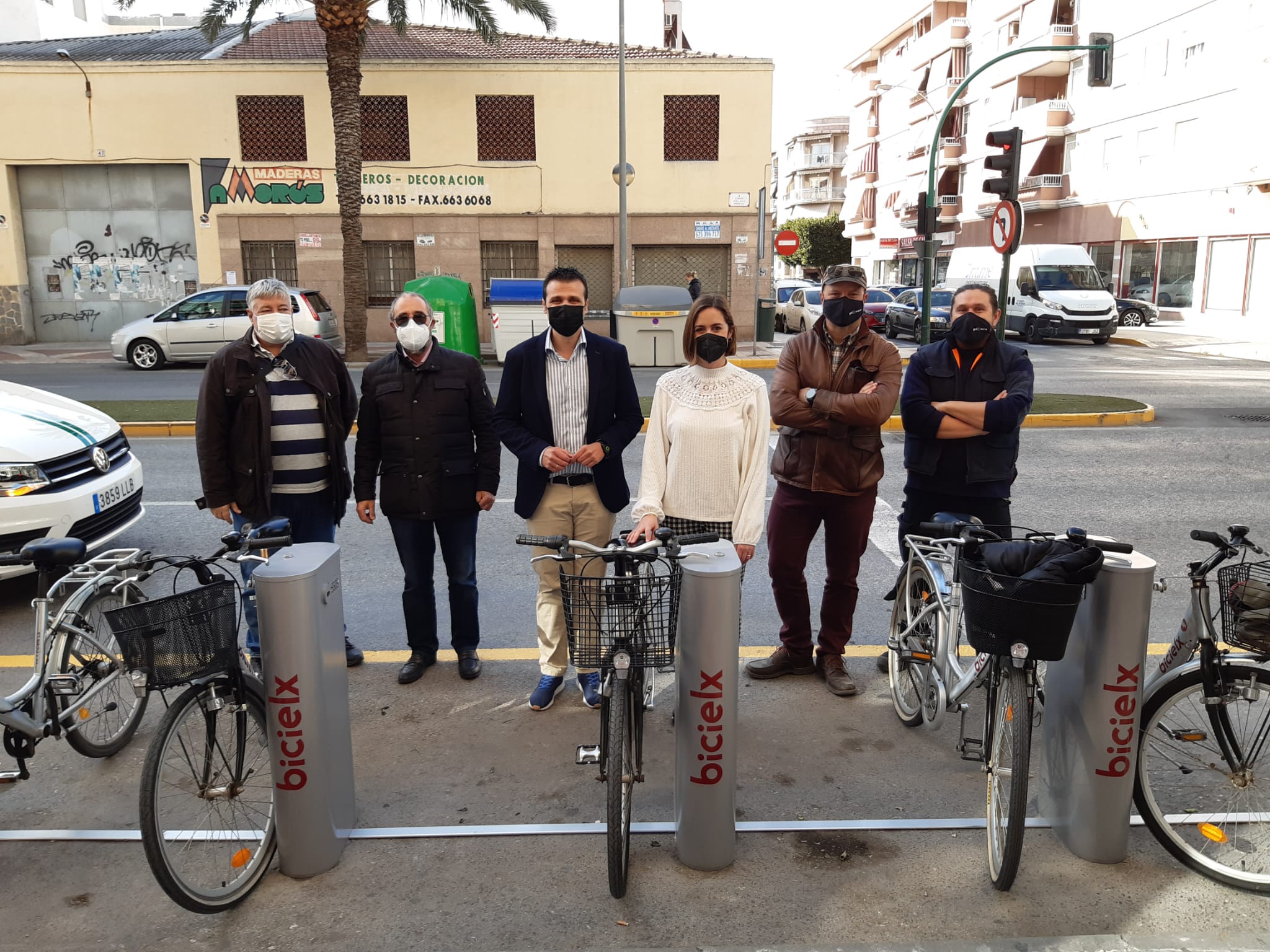 Esther Díez (blanco) junto a Carles Molina (izq) inaugurando la estación 56 de Bicielx en Pedro Juan Perpiñán