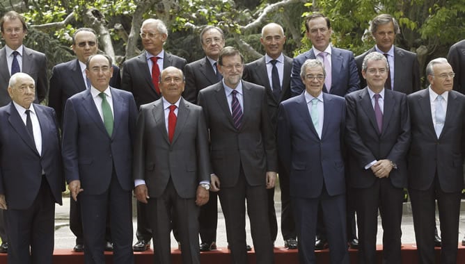 oto de familia del presidente del Gobierno, Mariano Rajoy (c), con los grandes empresarios españoles que integran el Consejo Empresarial por la Competitividad (CEC), con los que ha almorzado en el Palacio de La Moncloa para analizar la evolución de la rec