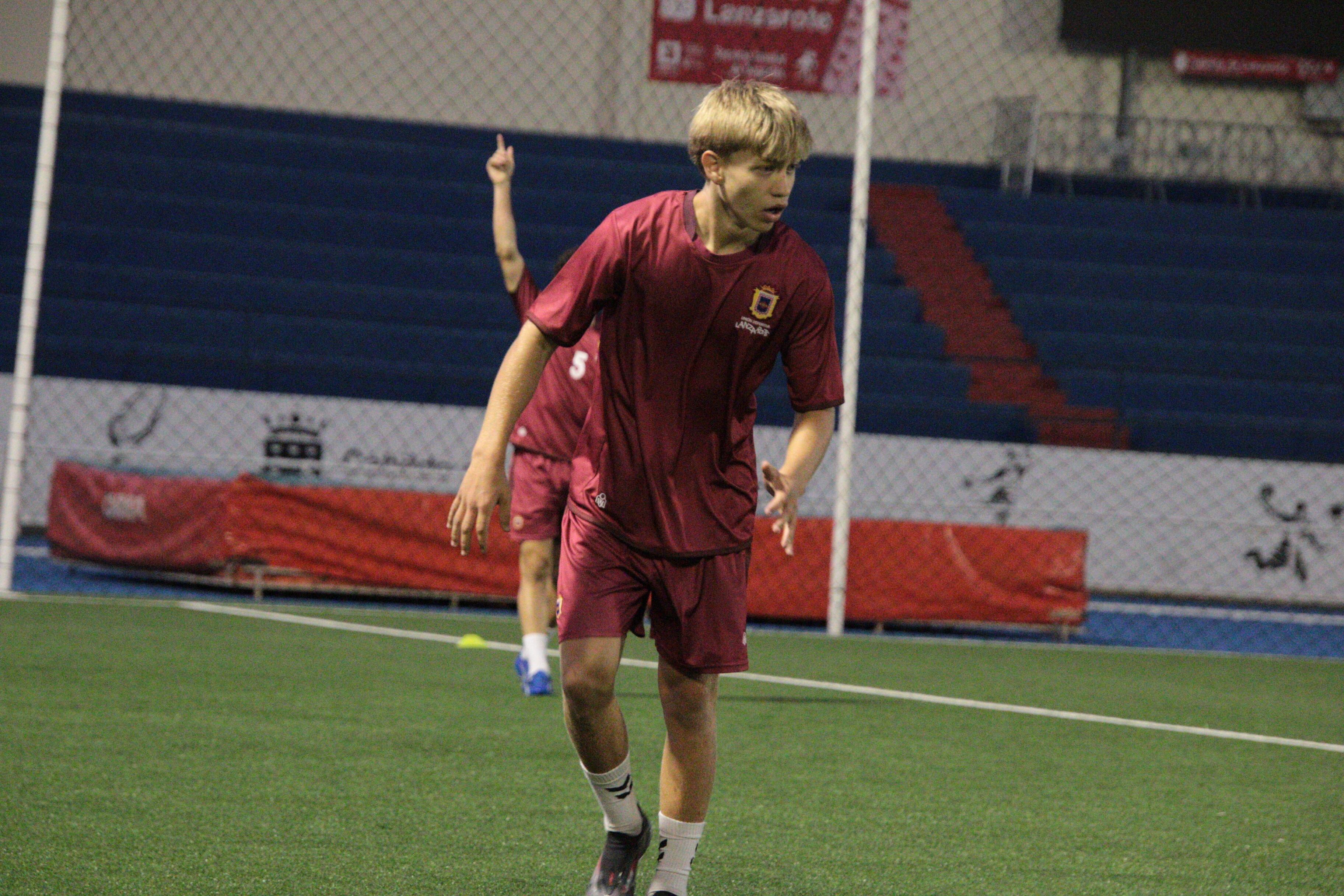El extremo Yeray Tavío entrenando con la UD Lanzarote.