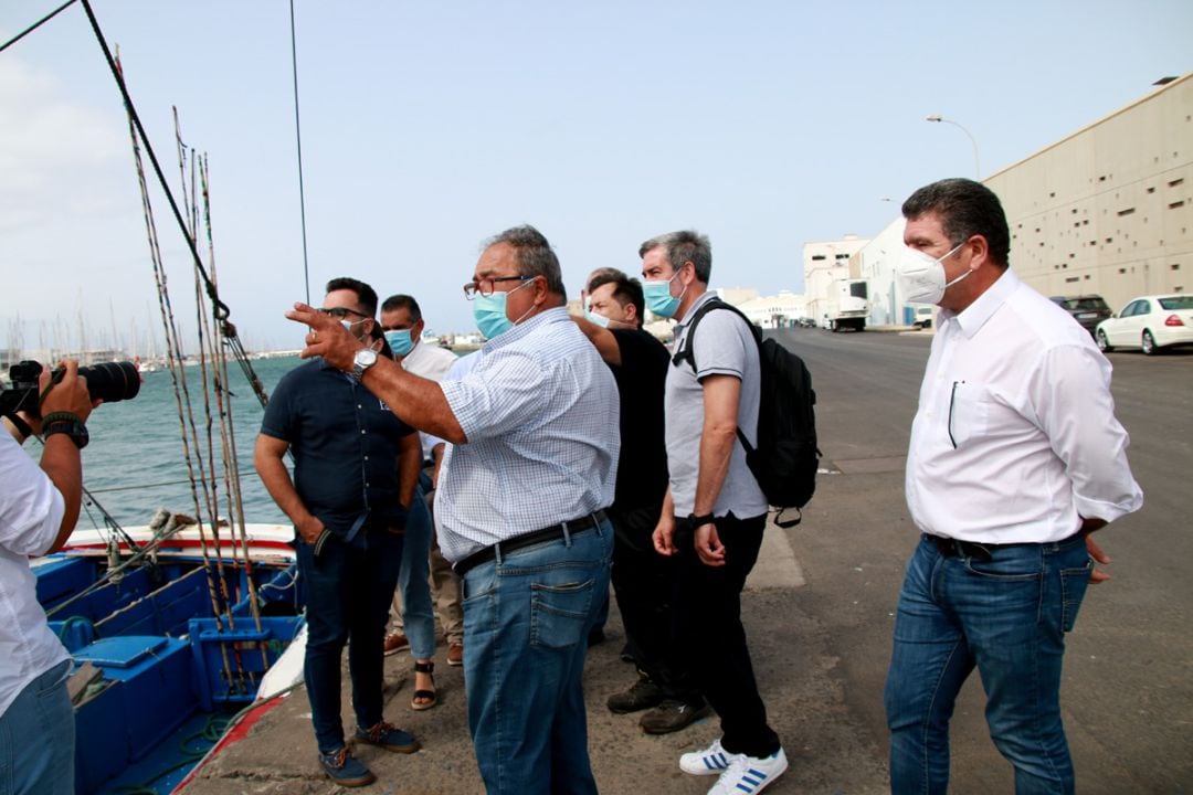 Fernando Clavijo, senador por Canarias, visitando a los atuneros en Puerto Naos, Arrecife.