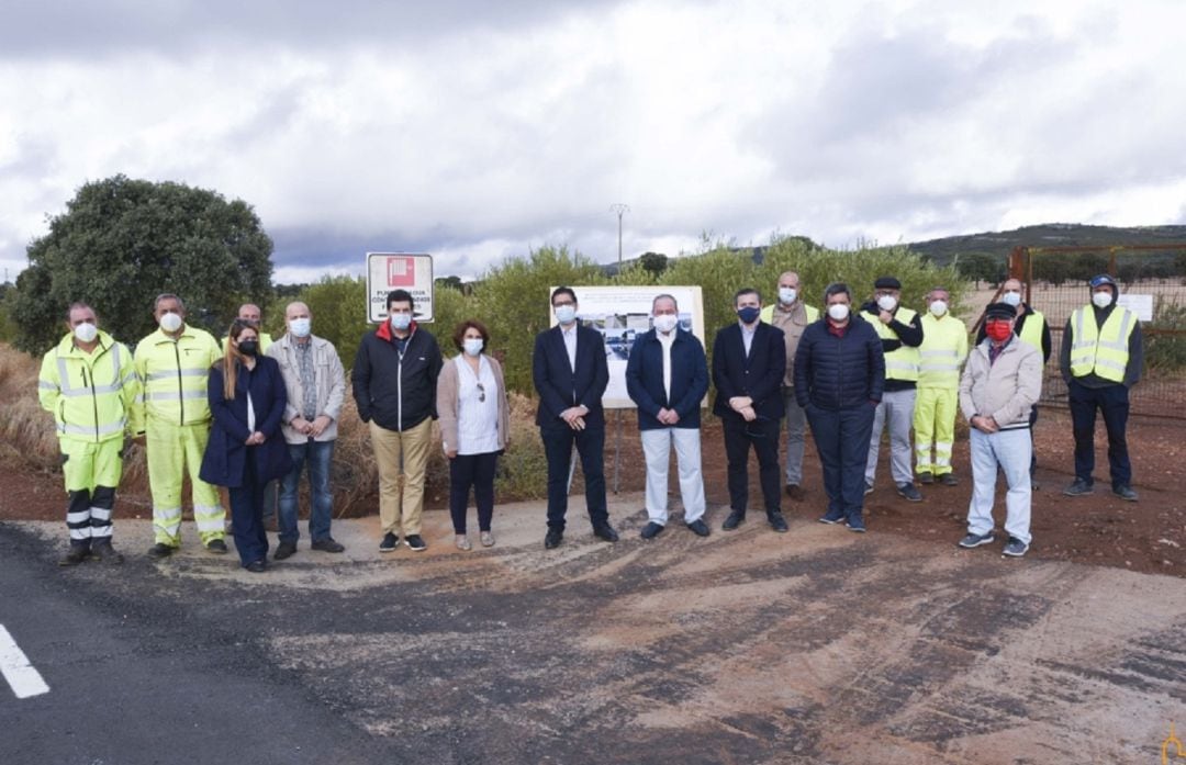 Autoridades presentes en la confluencia de las vías objeto de las obras de mejora