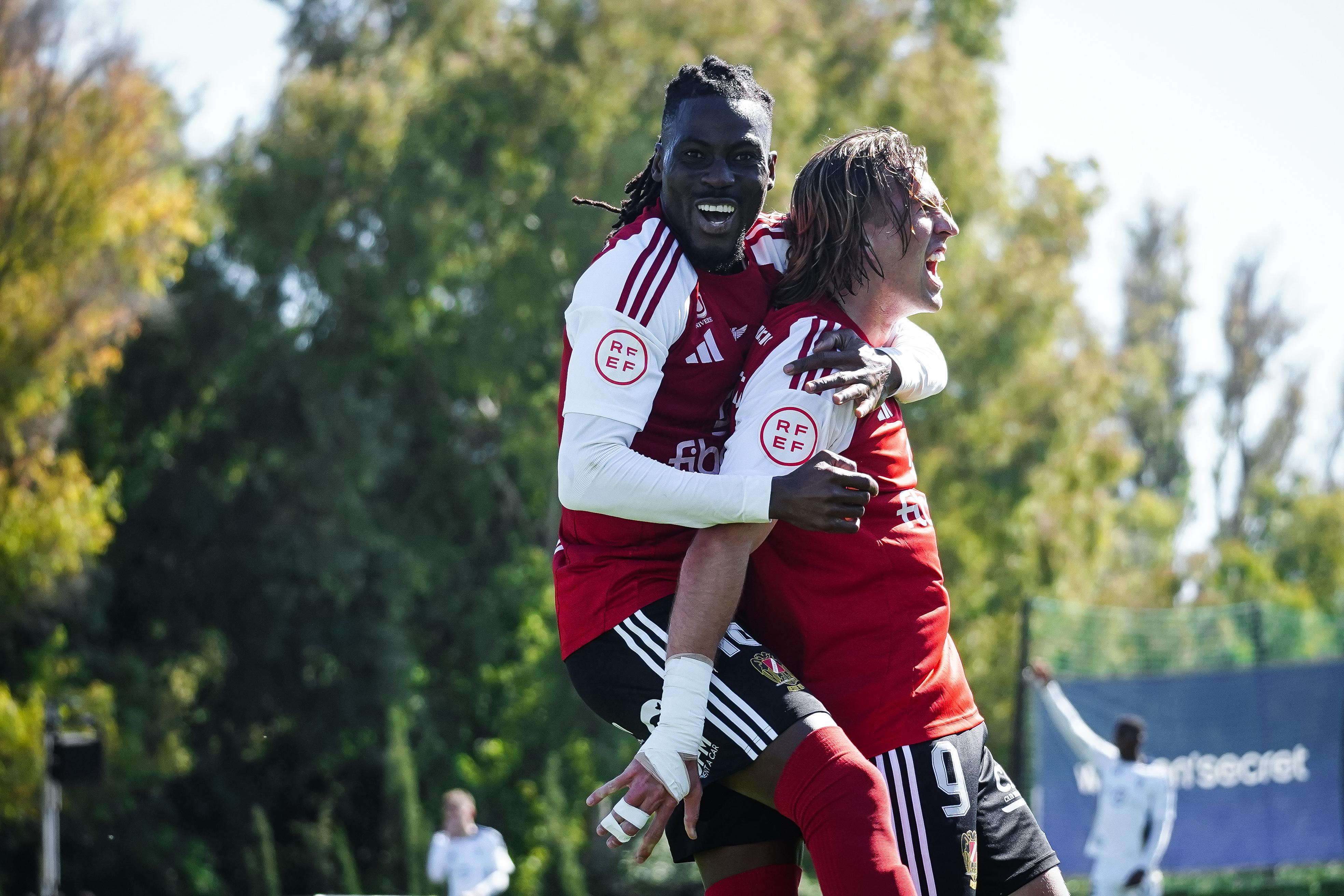 Pedro Benito y Boateng celebran un gol grana en Marbella.