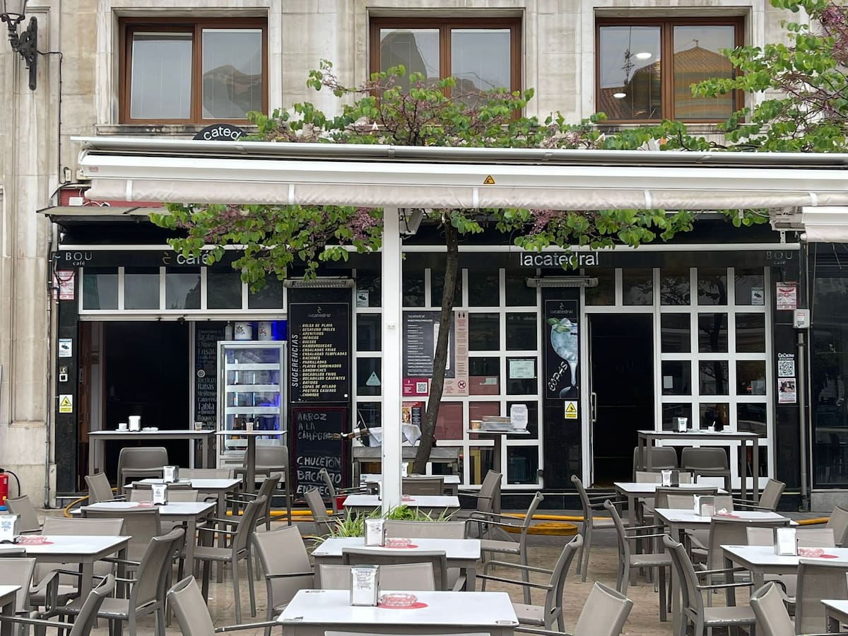 Un incendio en la cafetería de la plaza de la Catedral en Santander obliga al desalojo de un edificio
