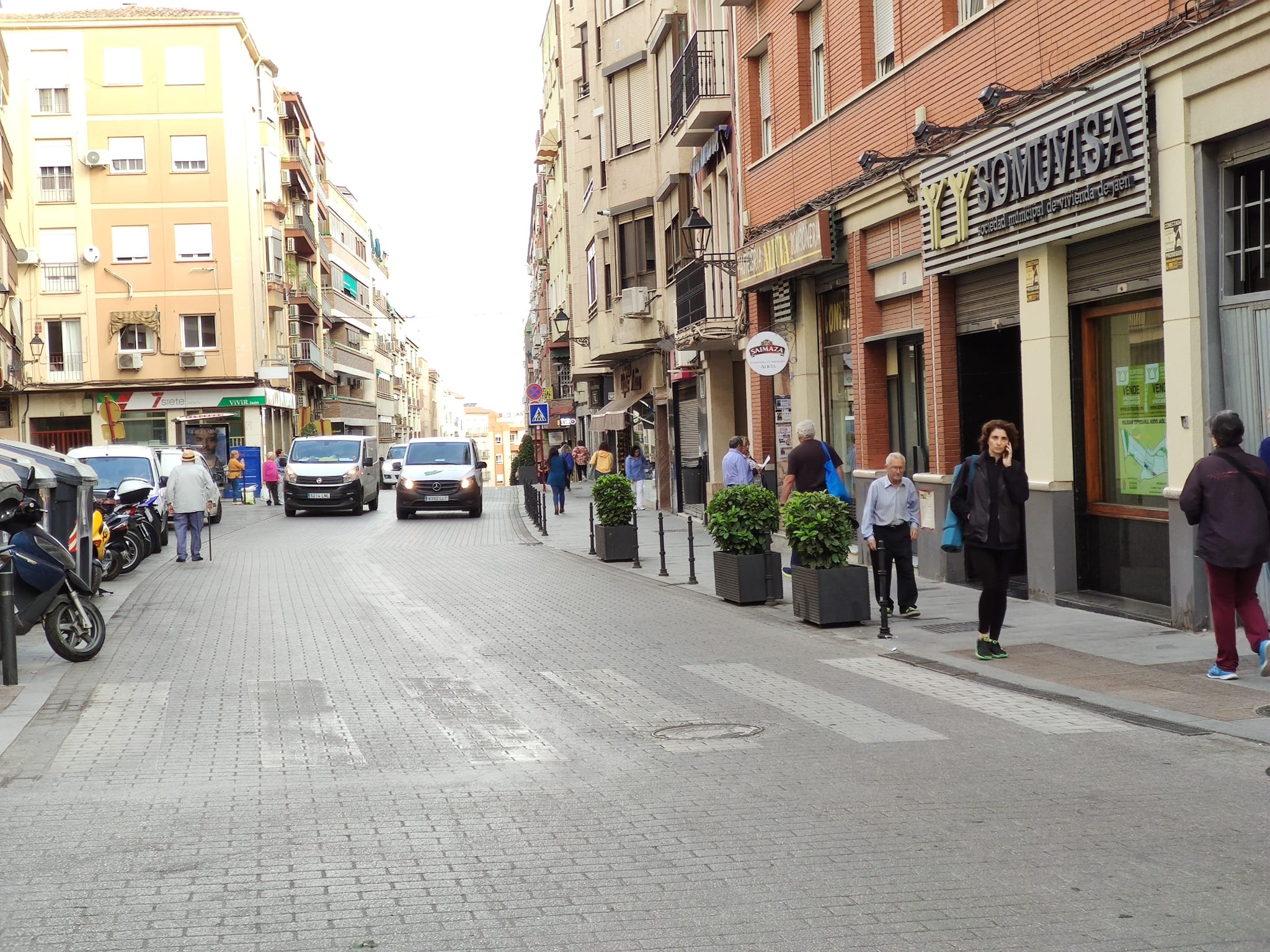 La calle Eduardo Arroyo, en la capital jiennense, en un día prácticamente soleado con peatones y coches circulando