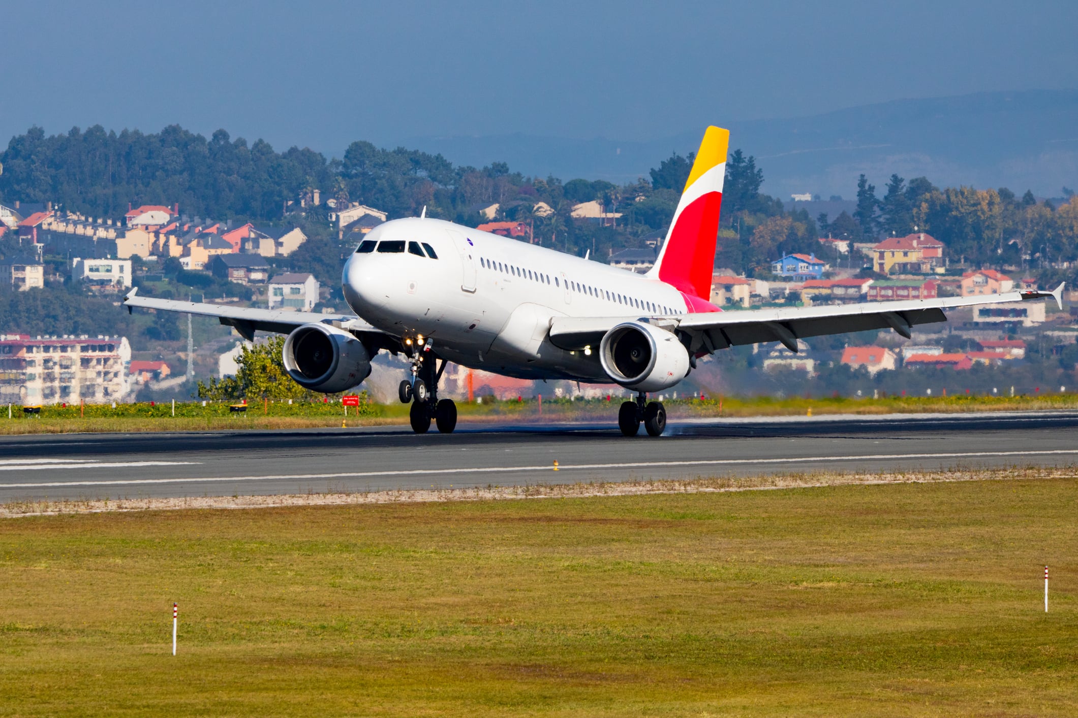 Passenger plane landing (Aeropuerto de Alvedro)