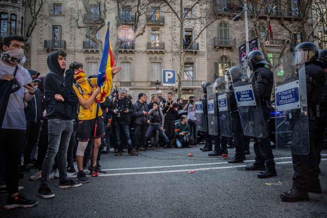 Manifestantes y antidisturbios de Mossos d&#039;Esquadra, en una imagen de archivo