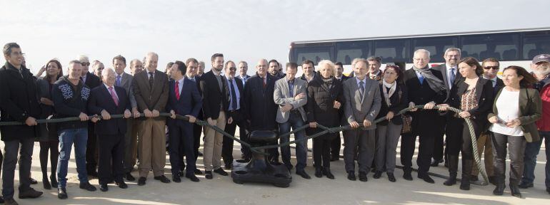 Foto de familia de los firmantes del manifiesto de apoyo al puerto de Cádiz