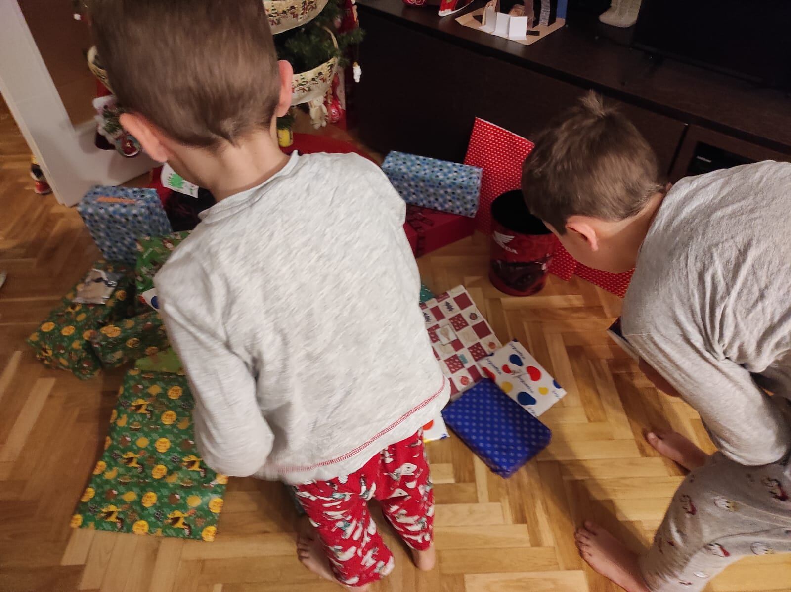 Niños abriendo los regalos en la mañana de Reyes