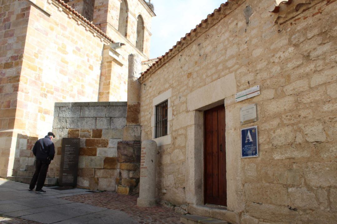 Fachada del Albergue de Peregrinos de la capital