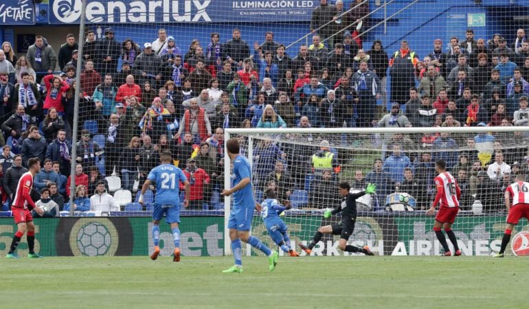 El delantero senegalés del Girona Amath Ndiaye marca gol frente al portero del Getafe Vicente Guaita