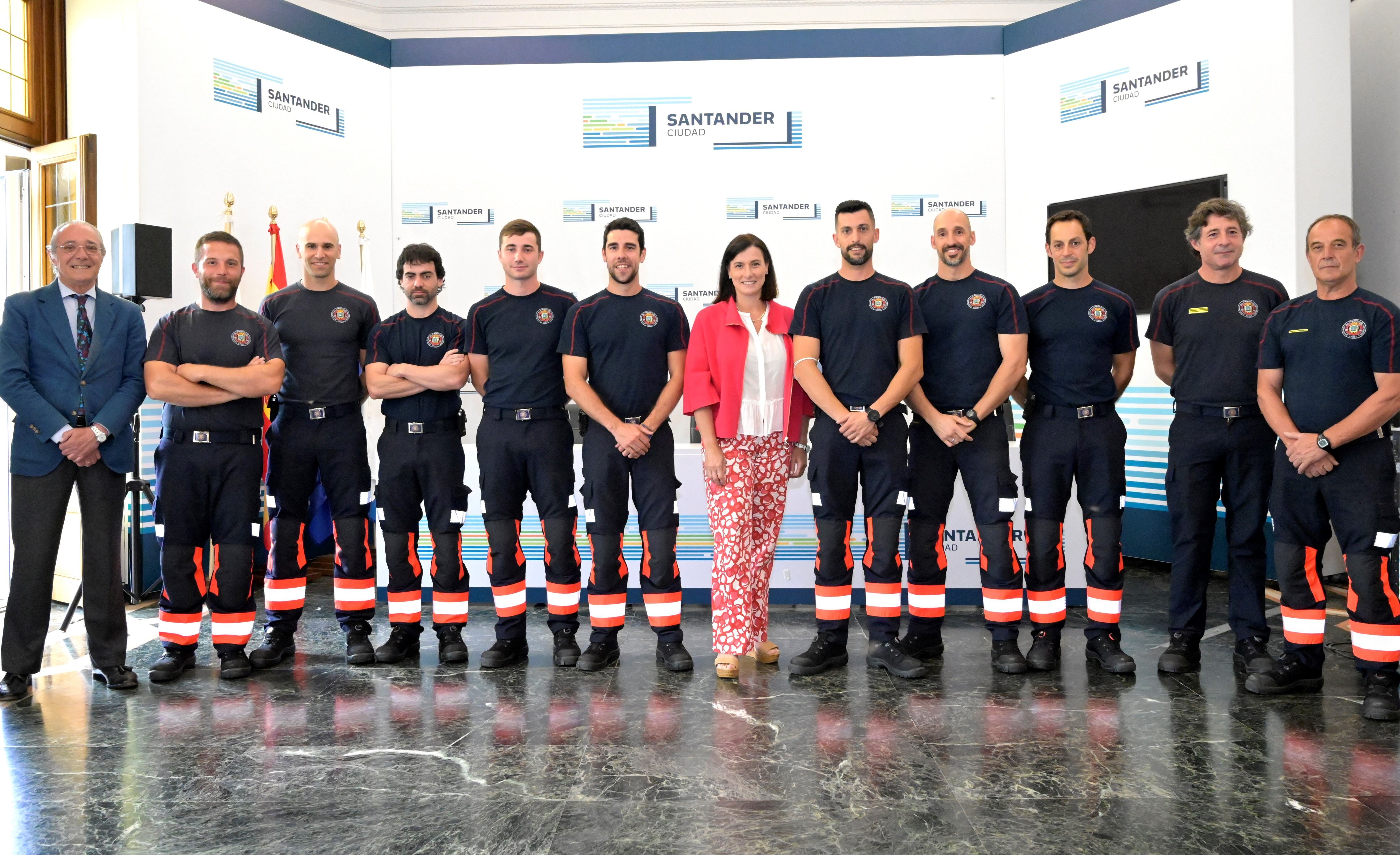 Los ocho nuevos bomberos que se han incorporado como funcionarios de carrera  al Parque de Bomberos de Santander.