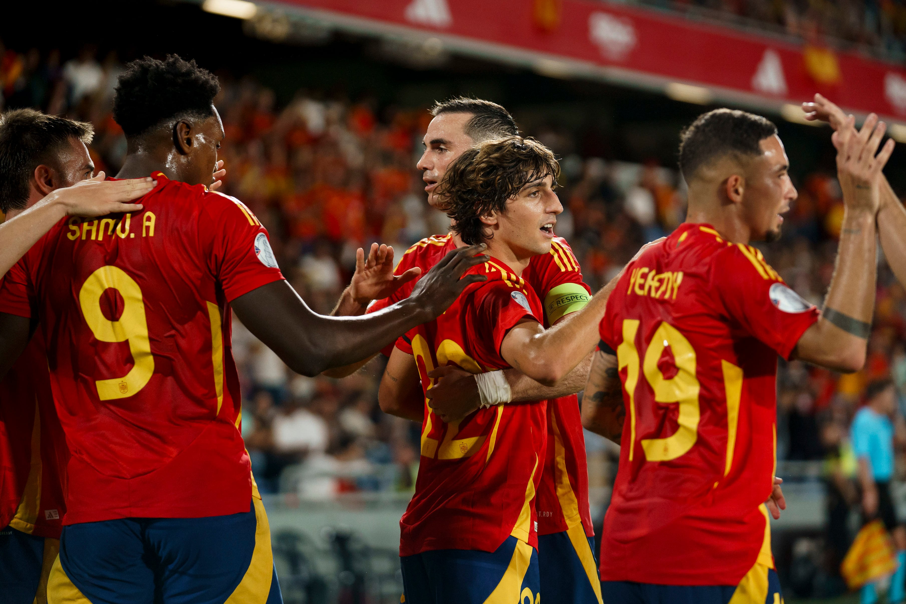 El jugador de la selección española, Bryan Gil celebra junto a sus compañeros de equipo, un gol ante la selección de Suiza.