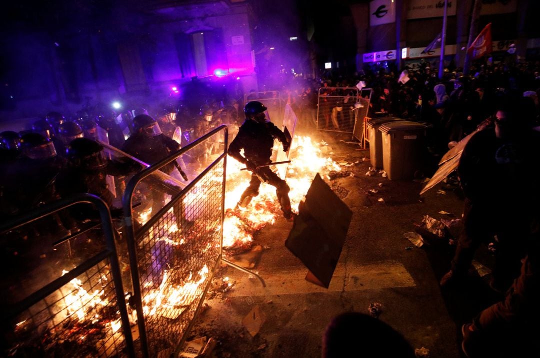 Momento en el que la Policía carga contra los manifestantes en las calles de Barcelona