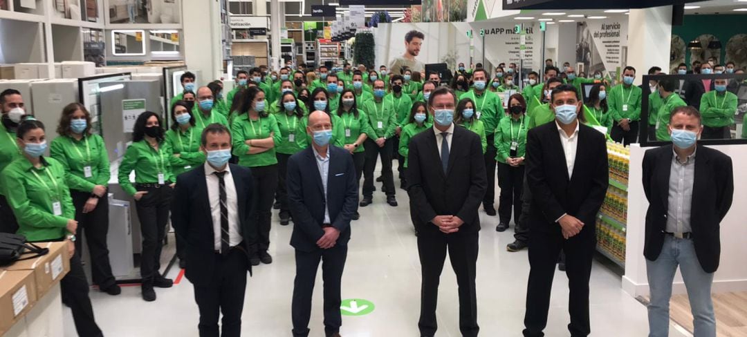 Representantes de la firma Leroy Merlin, el alcalde de Jaén, Julio Millán, y los trabajadores durante la inauguración de la tienda.