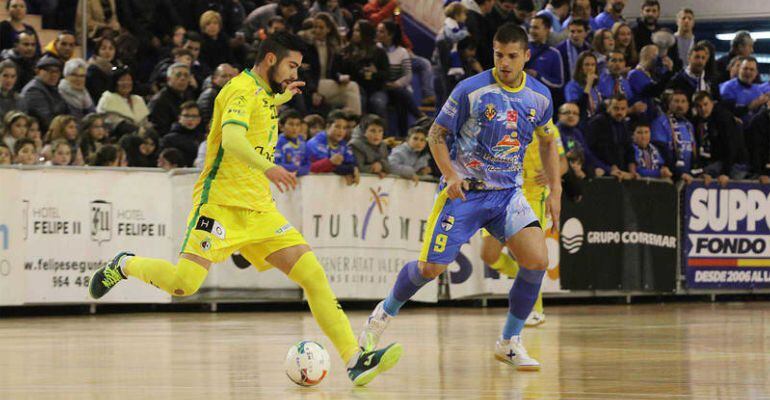 Chino trata de avanzar con el balón frente a un jugador de Peñíscola.