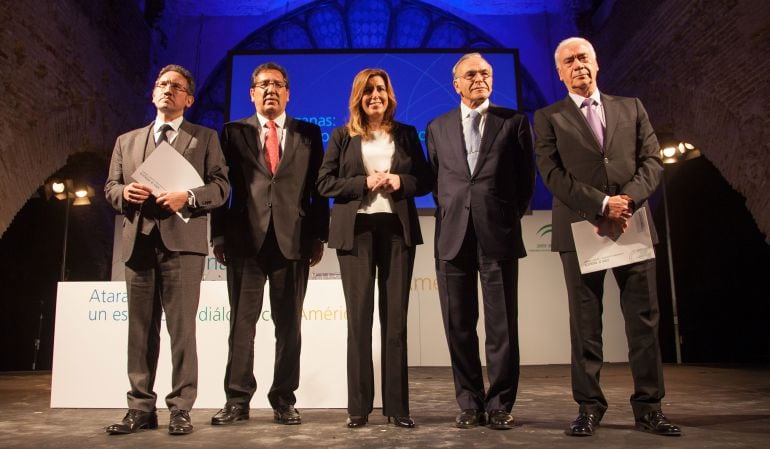 De izquierda a derecha, Jaume Giró, director general de la Fundación Bancaria &quot;la Caixa&quot;; Antonio Pulido, presidente de la Fundación Cajasol; Susana Díaz, presidenta de la Junta de Andalucía; Isidro Fainé, presidente del grupo &quot;la Caixa&quot;; y Luciano Alonso, consejero de Educación, Cultura y Deporte de la Junta de Andalucía