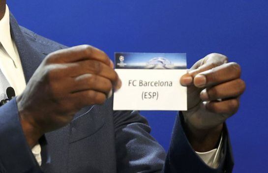 Seedorf saca la bola del Barcelona