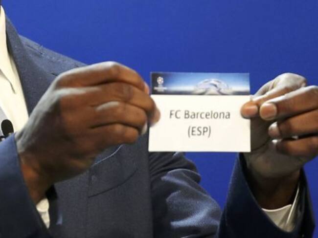 Seedorf saca la bola del Barcelona